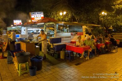 Les roulottes de la place Vaiete, à Papeete, sur le front de mer. Tahiti, Polynésie, octobre 2012.
