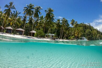 La plage du resort Triton Bay Divers, sur l'île d'Aiduma. (Triton Bay, Kaimana, Papouasie occidentale, Indonésie, mars 2016.)