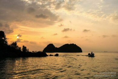 Coucher de soleil sur les îlots du sud de Misool. (Raja Ampat, Indonésie, novembre 2015.)