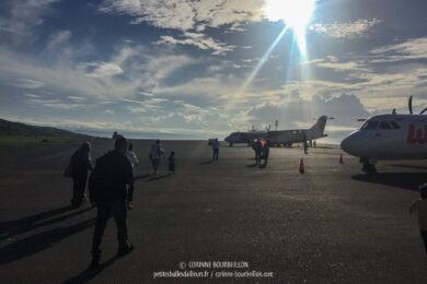 Sur le tarmac de l'aéroport de Luwuk. (Sulawesi, Indonésie, juillet 2017)