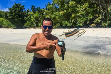 Opo le héros prend la pose avec le rescapé sauvé des eaux... (Ondoliang Beach, Centre-Sulawesi, Indonésie, juillet 2017)